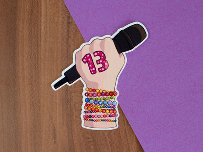 Swiftie Hand mit 13 und Armbändern gegen Rechts Sticker