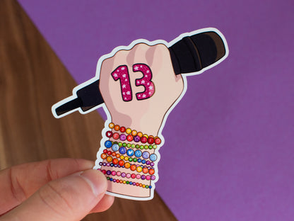 Swiftie Hand mit 13 und Armbändern gegen Rechts Sticker