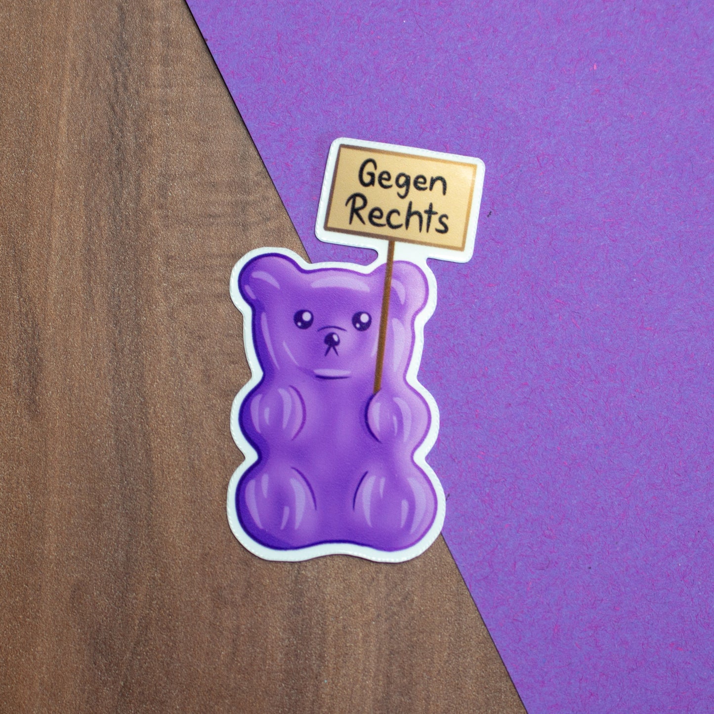 Gummibärchen gegen Rechts mit Schild Sticker
