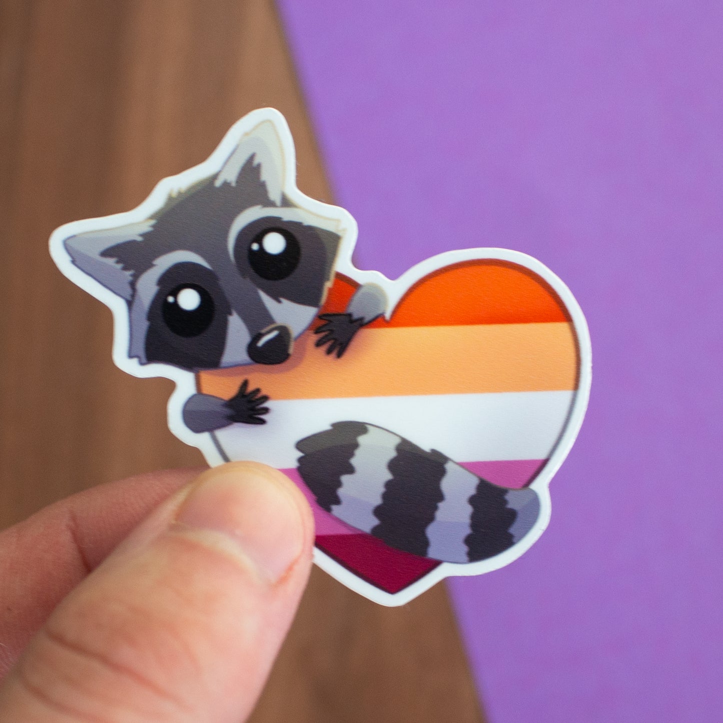 Queerer Waschbär mit Pride-Herz Sticker