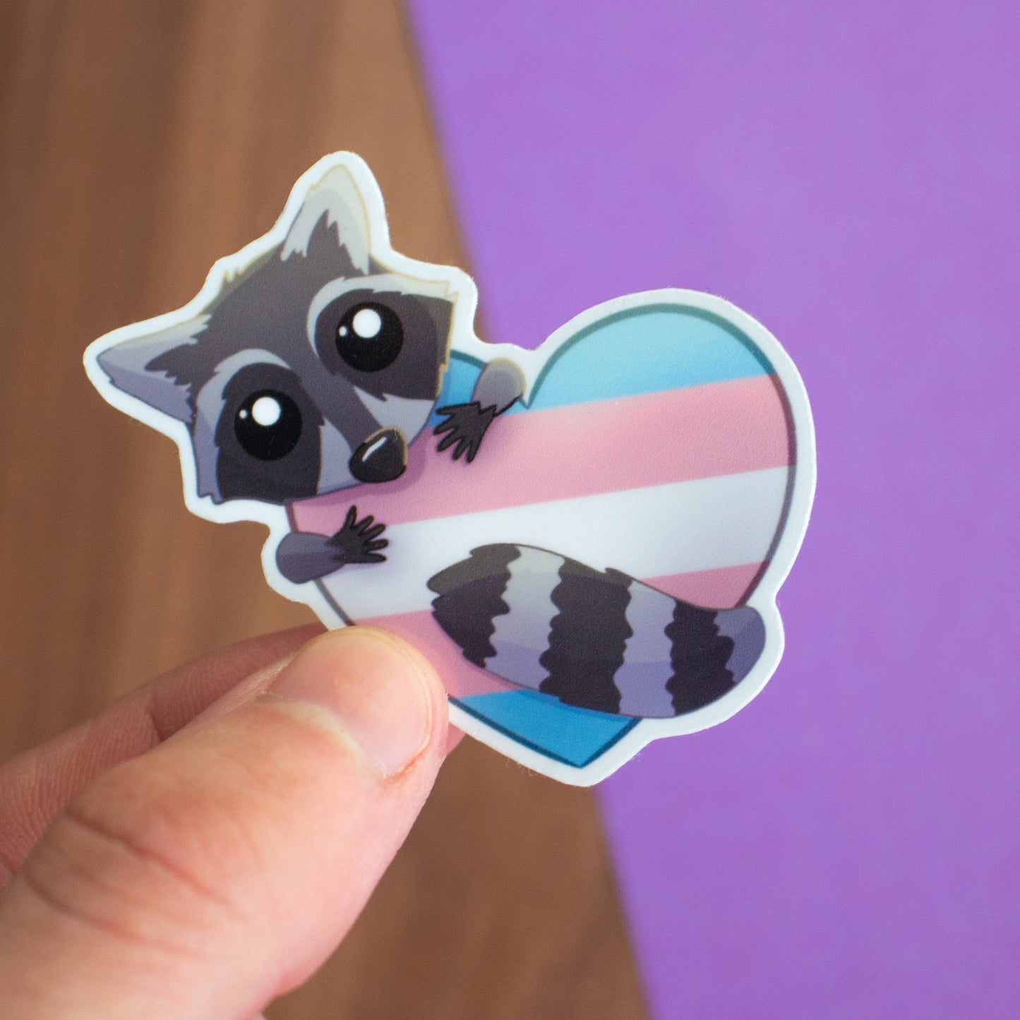 Queerer Waschbär mit Pride-Herz Sticker
