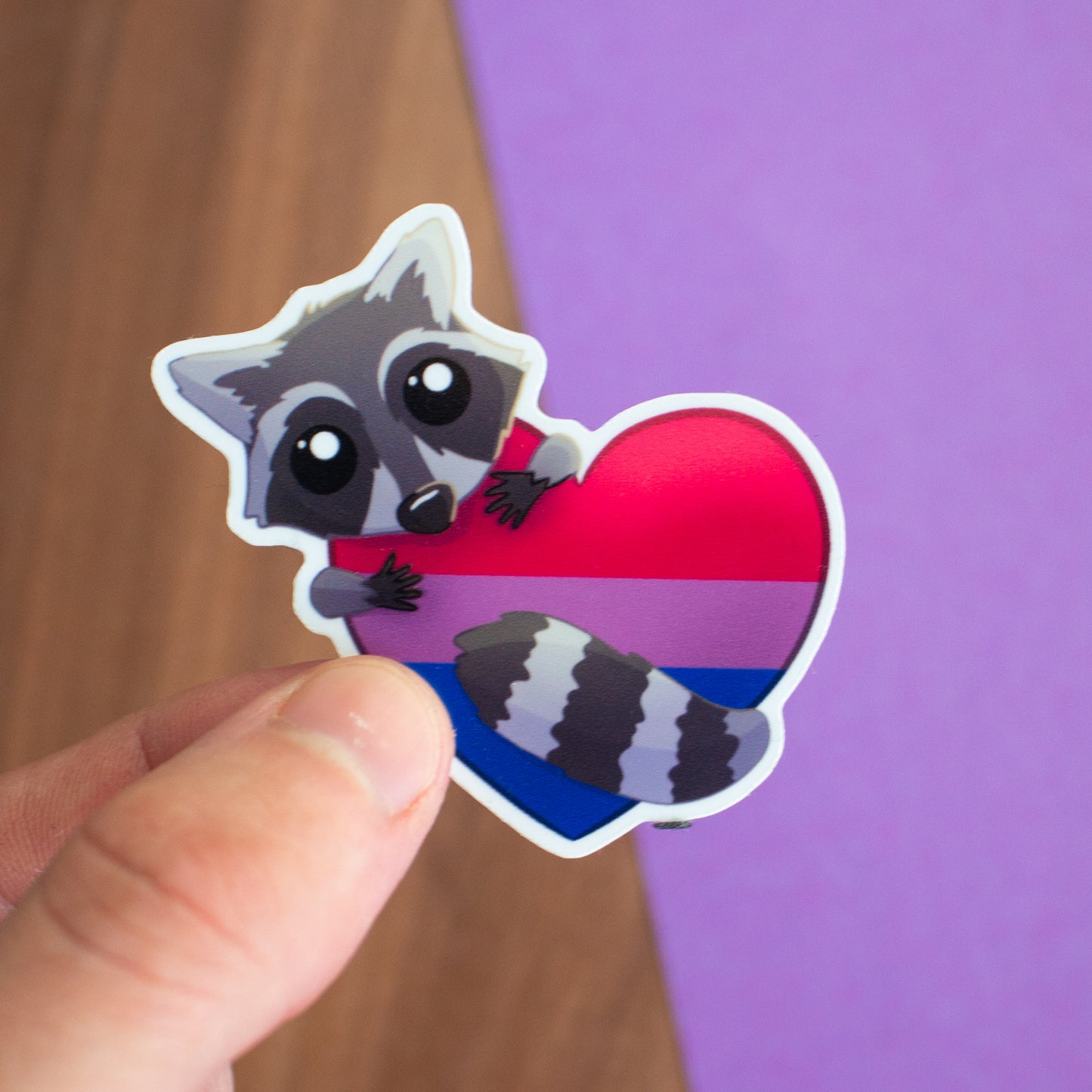 Queerer Waschbär mit Pride-Herz Sticker